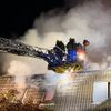 FW-SE: 103 Einsatzkräfte im Großeinsatz: Feuerwehr verhindert Ausbreitung eines Dachstuhlbrandes