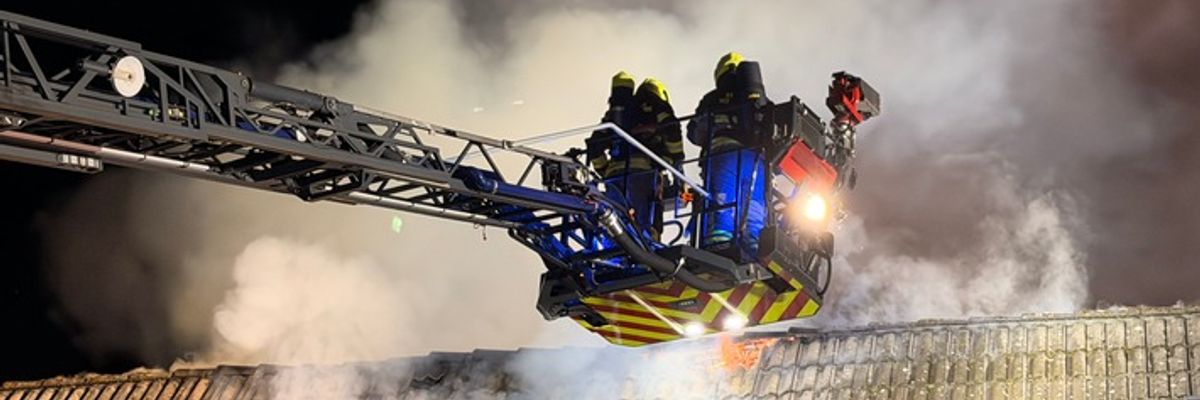FW-SE: 103 Einsatzkräfte im Großeinsatz: Feuerwehr verhindert Ausbreitung eines Dachstuhlbrandes