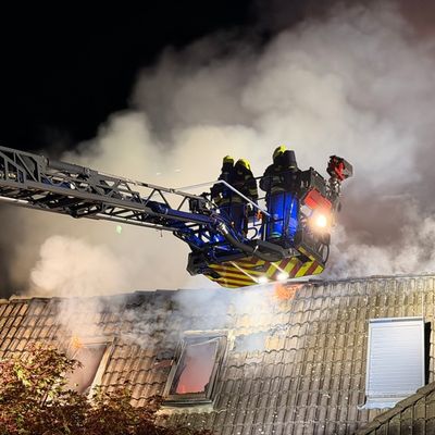 FW-SE: 103 Einsatzkräfte im Großeinsatz: Feuerwehr verhindert Ausbreitung eines Dachstuhlbrandes