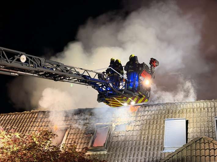 FW-SE: 103 Einsatzkräfte im Großeinsatz: Feuerwehr verhindert Ausbreitung eines Dachstuhlbrandes