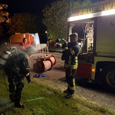 FW-AUR: PKW im Wasser