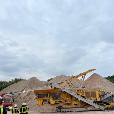 FW-AR: Löschzug Neheim trainiert Rettung mehrerer vermisster Personen - Drohnentechnik unterstützt Übung auf Firmengelände