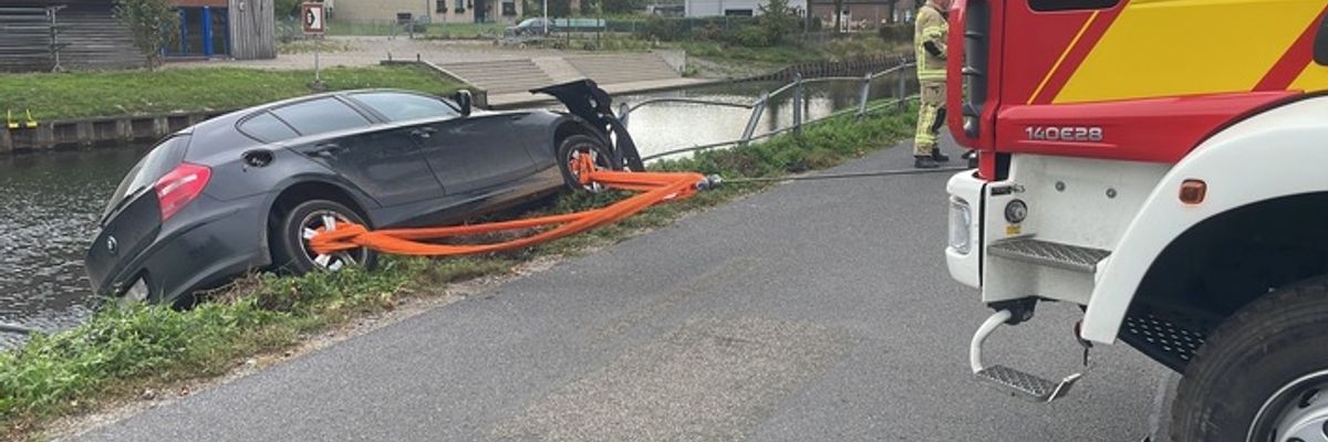 FW-KLE: Verkehrsunfall auf der Johanna-Sebus-Straße - Auto von Böschung geborgen