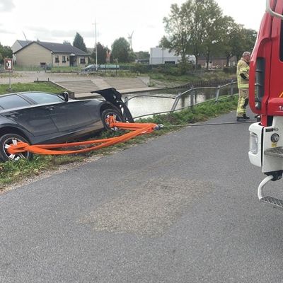 FW-KLE: Verkehrsunfall auf der Johanna-Sebus-Straße - Auto von Böschung geborgen