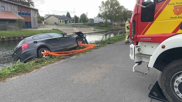 FW-KLE: Verkehrsunfall auf der Johanna-Sebus-Straße - Auto von Böschung geborgen