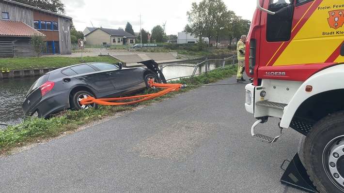 FW-KLE: Verkehrsunfall auf der Johanna-Sebus-Straße - Auto von Böschung geborgen