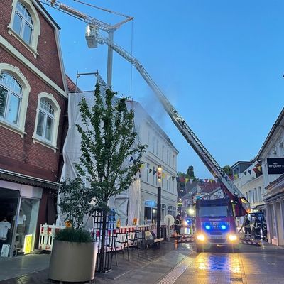 FW-AUR: Flammenüberschlag bedroht mehrere Gebäude
