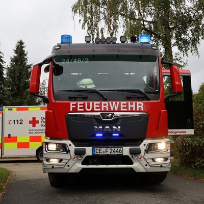 FW Hambühren: Mülleimerbrand auf Spielplatz im Ortsteil Ovelgönne / Unterstützung Rettungsdienst