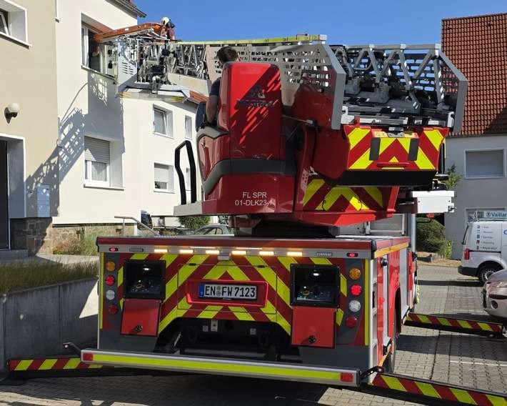 FW-EN: Weitere Einsätze der Feuerwehr: Ölspur, Patientenrettung und gemeldeter Vegetationsbrand