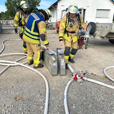 FW Weinheim: Containerbrand in der Bohäckersiedlung unterbricht Familienfest der Weinheimer Feuerwehr
