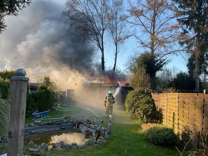 FW-DO: Brennende Gartenlaube in Menglinghausen