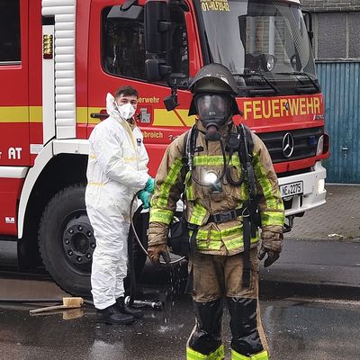 FW Grevenbroich: Feuer in Grevenbroich / Tiefgarage stark beschädigt, zwei Autos zerstört, eine Person verletzt (Abschlussmeldung)