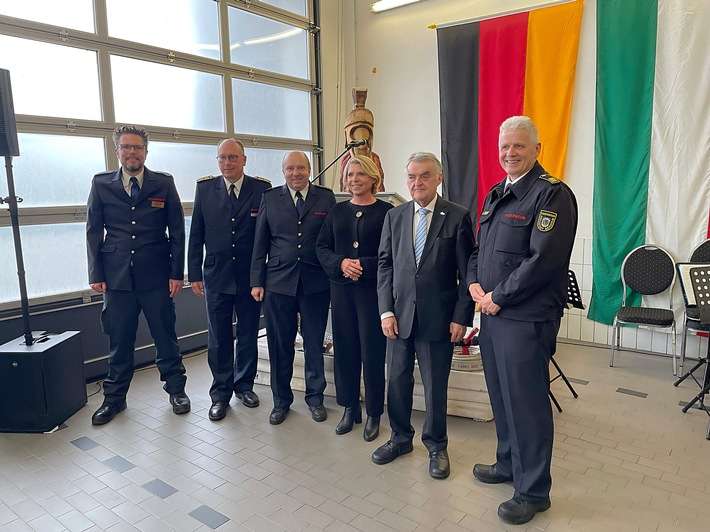 FW Bergheim: Gedenktag des heiligen Florian: Würdigung des Feuerwehrdienstes in Bergheim durch Herbert Reul, Minister des Innern des Landes Nordrhein-Westfalen