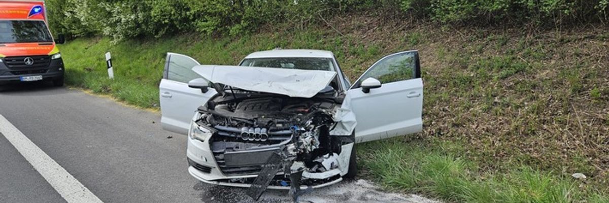 FW Bergheim: Vier Verletzte nach Verkehrsunfall auf Bundesstraße bei Bergheim Frontalzusammenstoß zwischen zwei PKW
