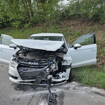 FW Bergheim: Vier Verletzte nach Verkehrsunfall auf Bundesstraße bei Bergheim Frontalzusammenstoß zwischen zwei PKW