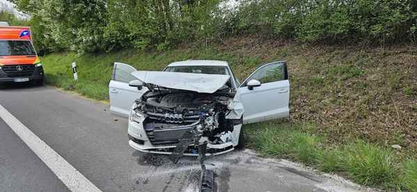 FW Bergheim: Vier Verletzte nach Verkehrsunfall auf Bundesstraße bei Bergheim Frontalzusammenstoß zwischen zwei PKW