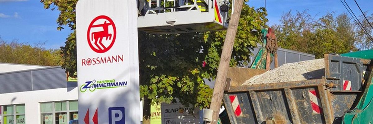FW-M: Lastwagen gegen Telefonmast (Trudering)