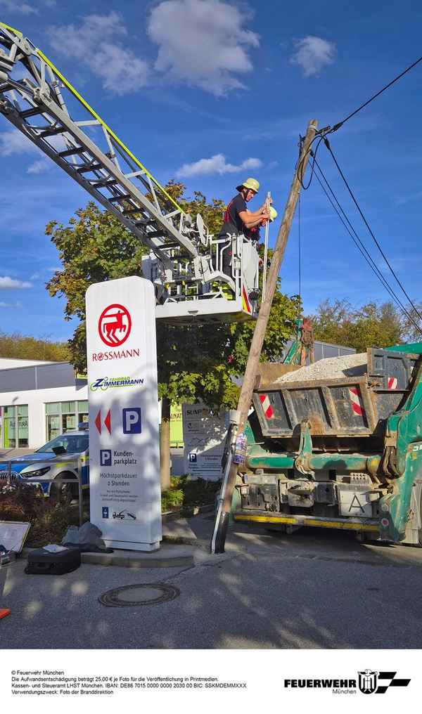 FW-M: Lastwagen gegen Telefonmast (Trudering)