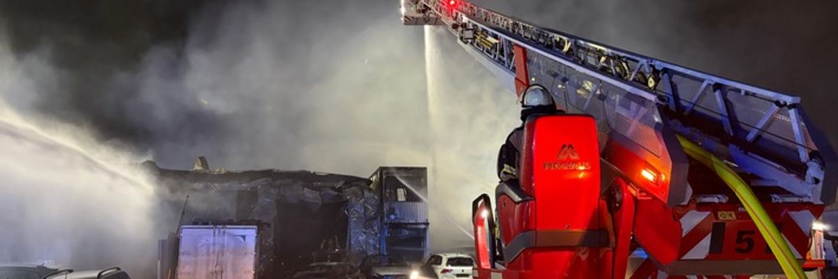 FW-E: Nächtlicher Großbrand eines Kfz-Betriebs - vorsorgliche Warnung der Bevölkerung