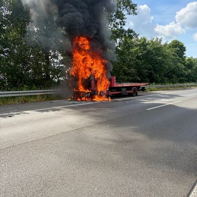 FW Ratingen: Brennender LKW auf der BAB 52 sorgt für Vollsperrung