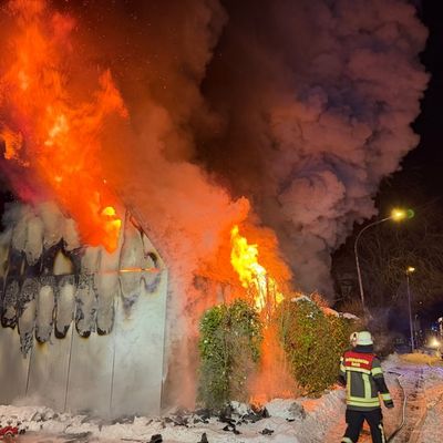 FW-AUR: Gebäude nach Durchzündung vollständig in Flammen