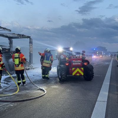 FW Weinheim: Feuerwehr Weinheim unterstützt bei LKW Brand auf der BAB5