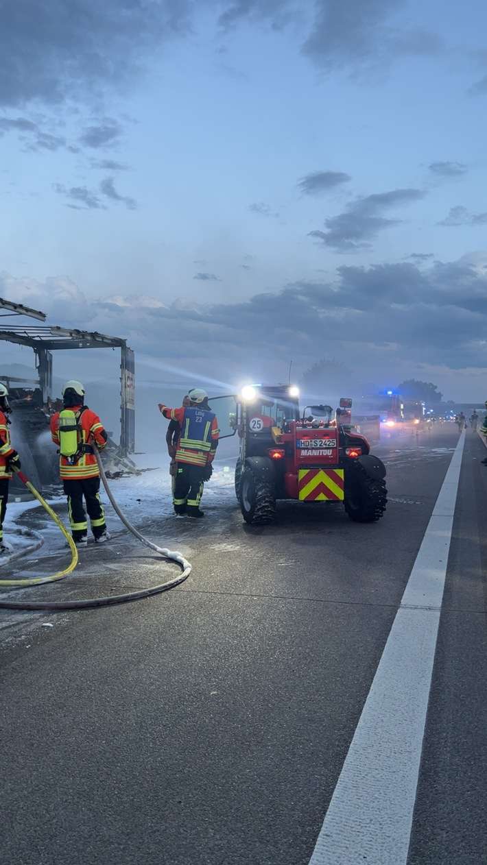 FW Weinheim: Feuerwehr Weinheim unterstützt bei LKW Brand auf der BAB5