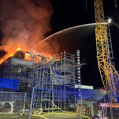 FW-Velbert: Brand im Herrenhaus des Schloss Hardenberg