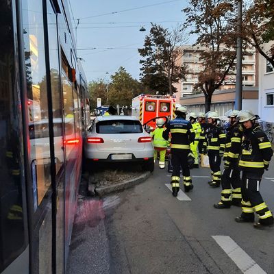 FW-M: Pkw kollidiert mit Tram (Laim)