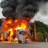FW Moers: LKW und Kleintransporter brennen auf Hotelparkplatz / Stadtteil und Hotel ohne Strom