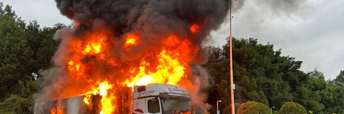 FW Moers: LKW und Kleintransporter brennen auf Hotelparkplatz / Stadtteil und Hotel ohne Strom
