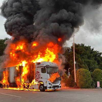 FW Moers: LKW und Kleintransporter brennen auf Hotelparkplatz / Stadtteil und Hotel ohne Strom