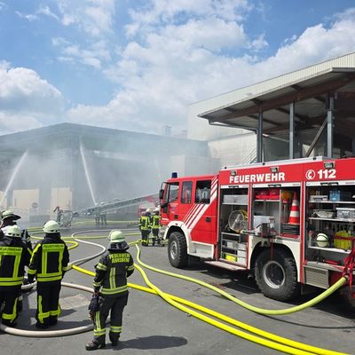 FW-AR: Brennendes Förderband beschäftigt Feuerwehr stundenlang