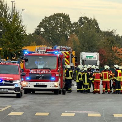 FW Neumünster: Gefahrguteinsatz in Neumünster-Süd: Batteriesäure ausgetreten - zwölf Personen verletzt