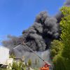 FW-HEI: Großfeuer in Burg (Dithmarschen) - Schrott und Reifen brennen auf 2.500 qm