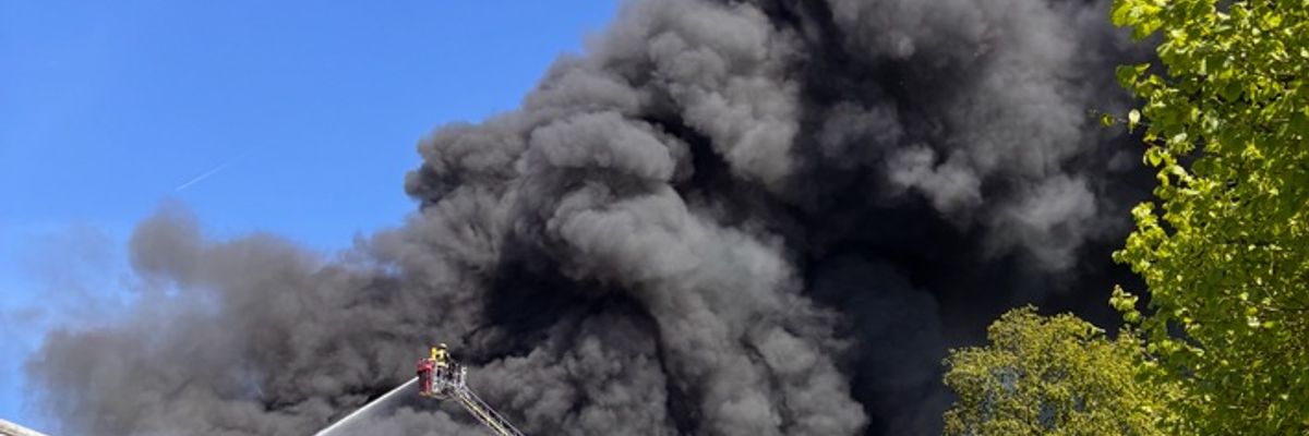 FW-HEI: Großfeuer in Burg (Dithmarschen) - Schrott und Reifen brennen auf 2.500 qm