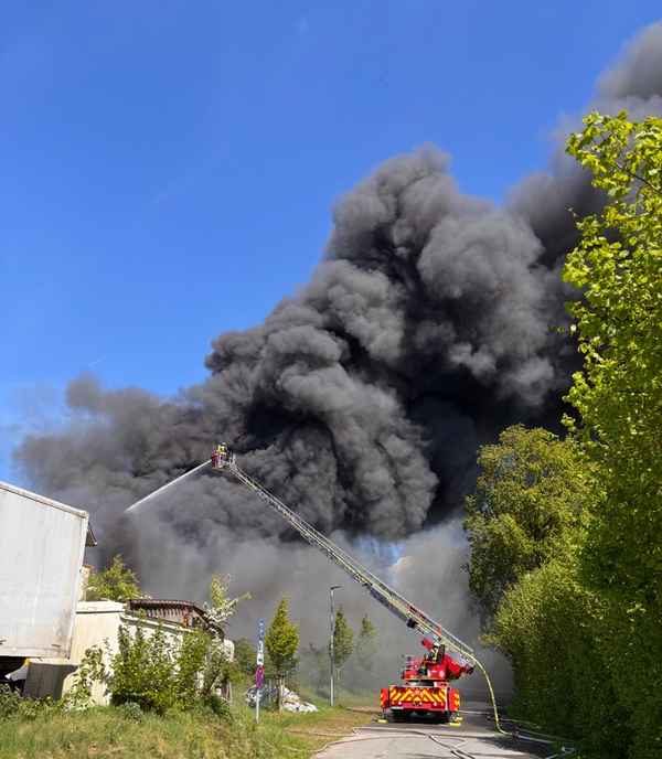 FW-HEI: Großfeuer in Burg (Dithmarschen) - Schrott und Reifen brennen auf 2.500 qm