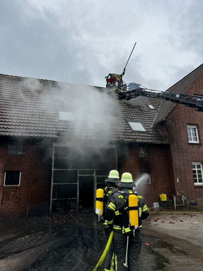 FW-WRN: Großbrand eines landwirtschaftlichen Betriebs in Werne-Ehringhausen