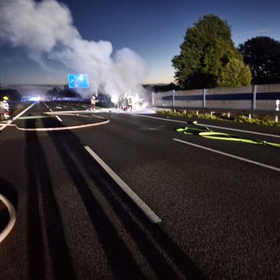 FW-ROW: Kleintransporter mit Gefahrstoffen explodiert auf Autobahn