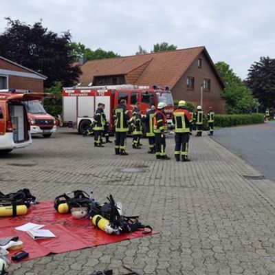 FW-ROW: Unklarer Gasgeruch in Kuhstedt - ABC-Erkunder im Einsatz