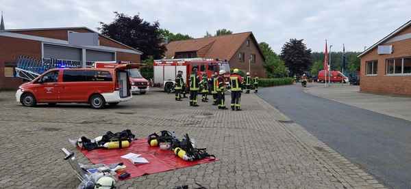 FW-ROW: Unklarer Gasgeruch in Kuhstedt - ABC-Erkunder im Einsatz