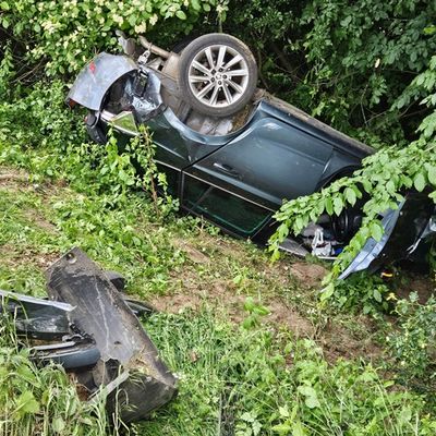 Feuerwehr Goch: Schwerer Verkehrsunfall auf der A 57: Ein Fahrzeug in Flammen, 4 Personen verletzt