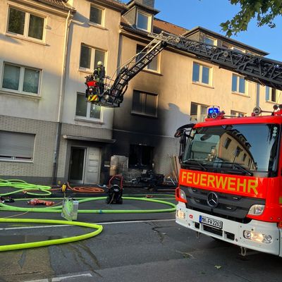 FW-MH: Brennender Unrat greift auf Wohngebäude über