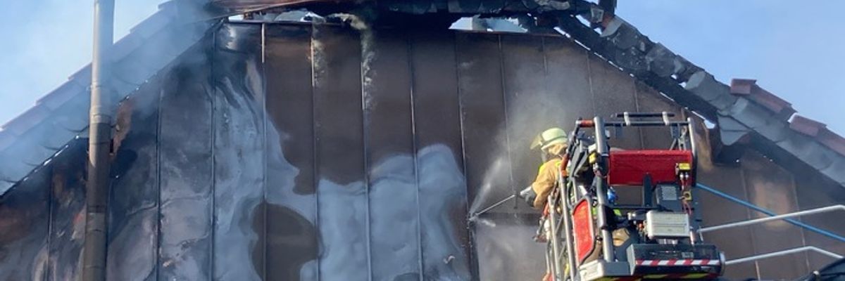 FW-GLA: Fassadenbrand mit Cobra-System eingedämmt