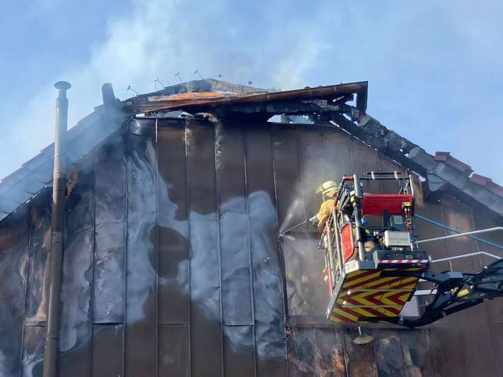 FW-GLA: Fassadenbrand mit Cobra-System eingedämmt