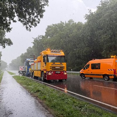 FW-AUR: Umfangreicher Dieselaustritt auf Bundesstraße