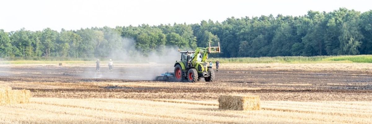 FW Flotwedel: Brennende Ballenpresse sorgt für überörtlichen Feuerwehreinsatz bei Papenhorst