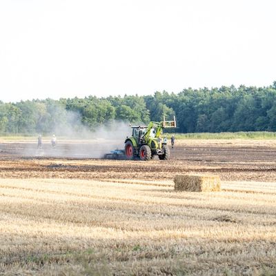FW Flotwedel: Brennende Ballenpresse sorgt für überörtlichen Feuerwehreinsatz bei Papenhorst