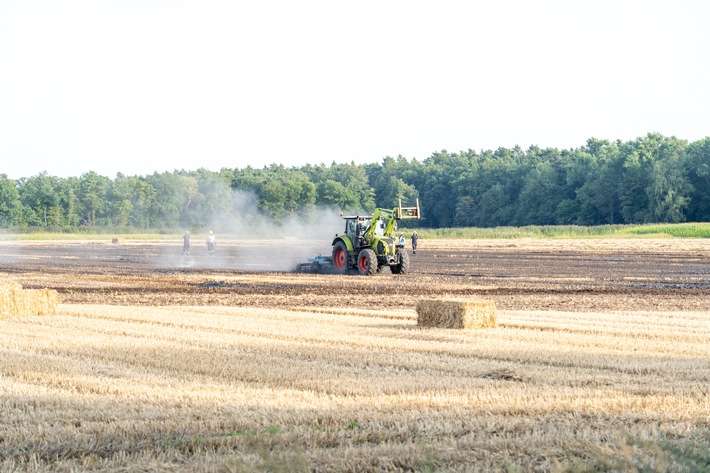 FW Flotwedel: Brennende Ballenpresse sorgt für überörtlichen Feuerwehreinsatz bei Papenhorst