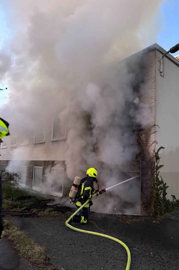 FW-GE: Brand im Betriebsgebäude